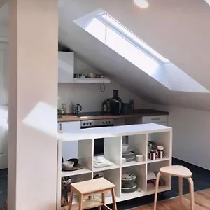 Sonnige Und Ruhige Fur Entspanntes Reisen Bécs